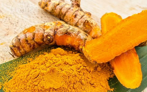 Помогает ли куркума в похудении? Да — но не как «жиросжигатель», а как метаболический модулятор