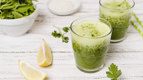 «Жидкая диета — не похудение, а стресс для тела»: почему резкий переход на смузи и соки опасен, особенно после 30