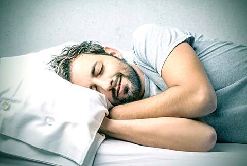 «Сон — ваш главный биохак»: нейрохирург назвал фактор, который важнее диет и тренировок для долголетия