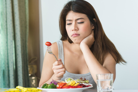 «Не голодайте перед праздниками»: почему строгие диеты в декабре ослабляют иммунитет и провоцируют срывы