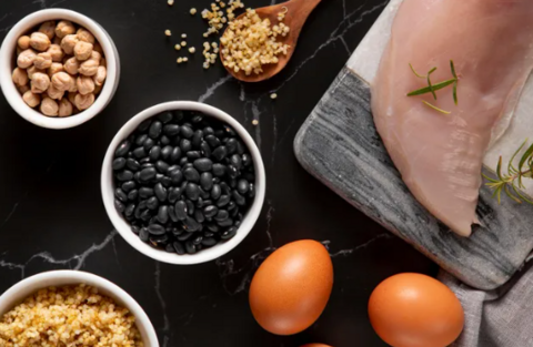 Высокобелковая диета после 55 лет может навредить сердцу: что выявило новое исследование