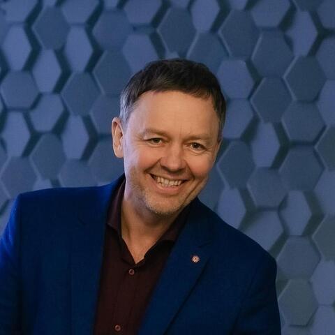 «Хочешь поесть? Попей!»: как экс-продюсер «Уральских пельменей» сбросил 20 кг — и удерживает результат 5 лет